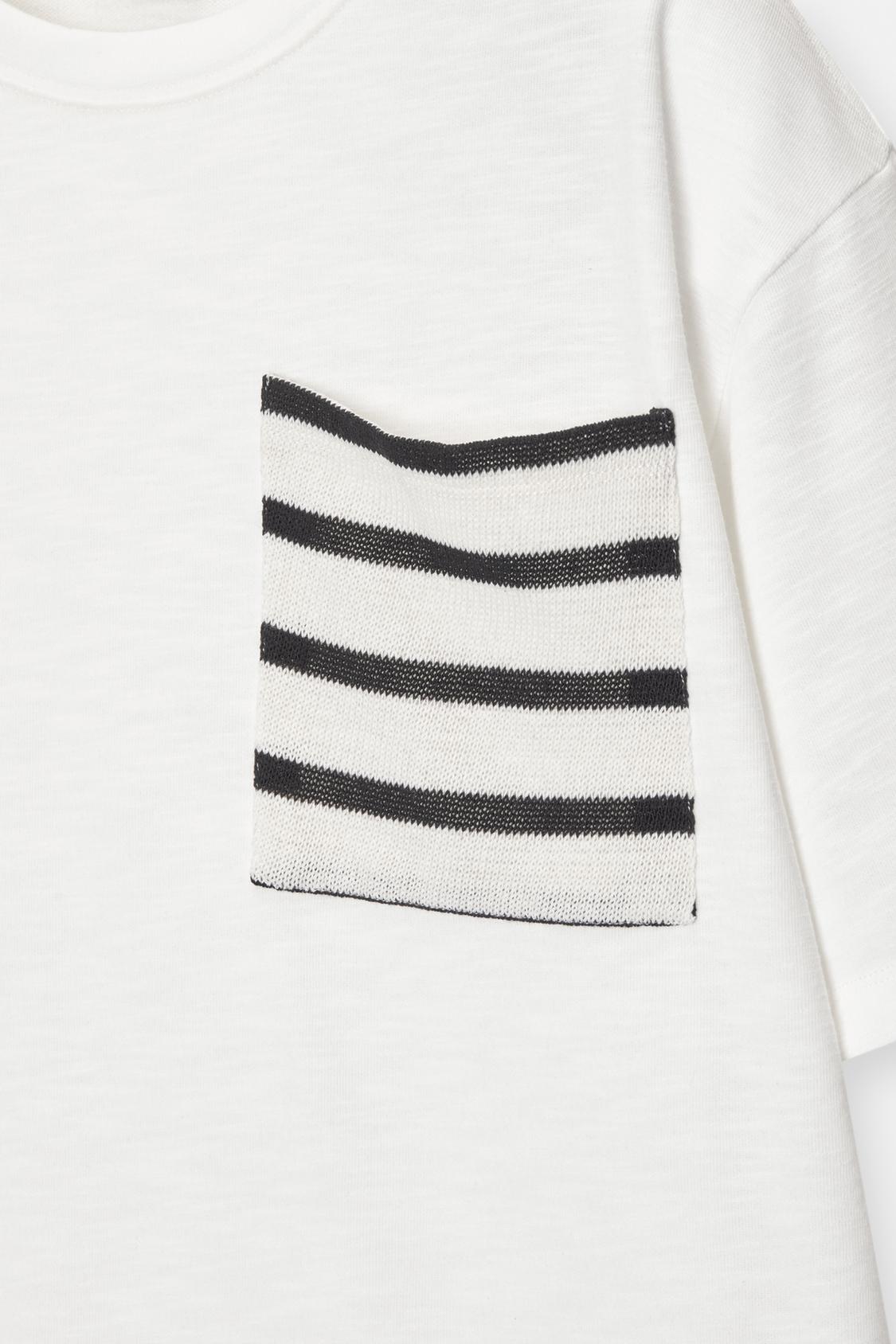 T-Shirt mit gestreifter Tasche - PULL&BEAR