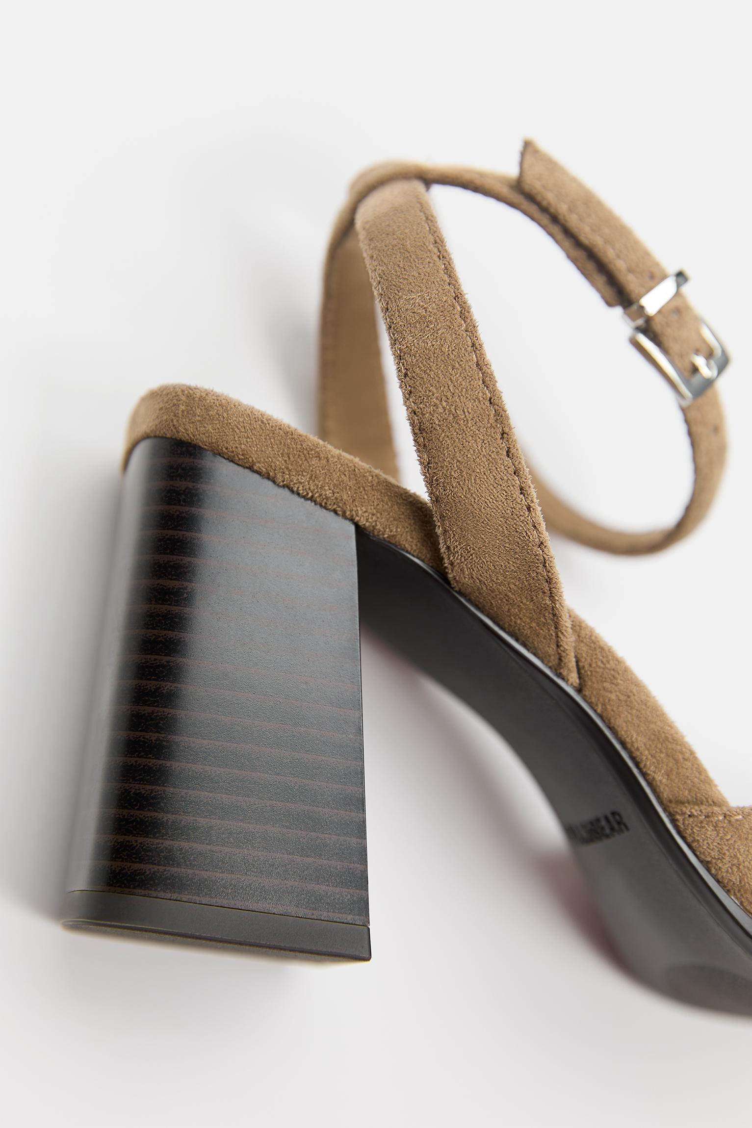 Block heel shoes — Leather