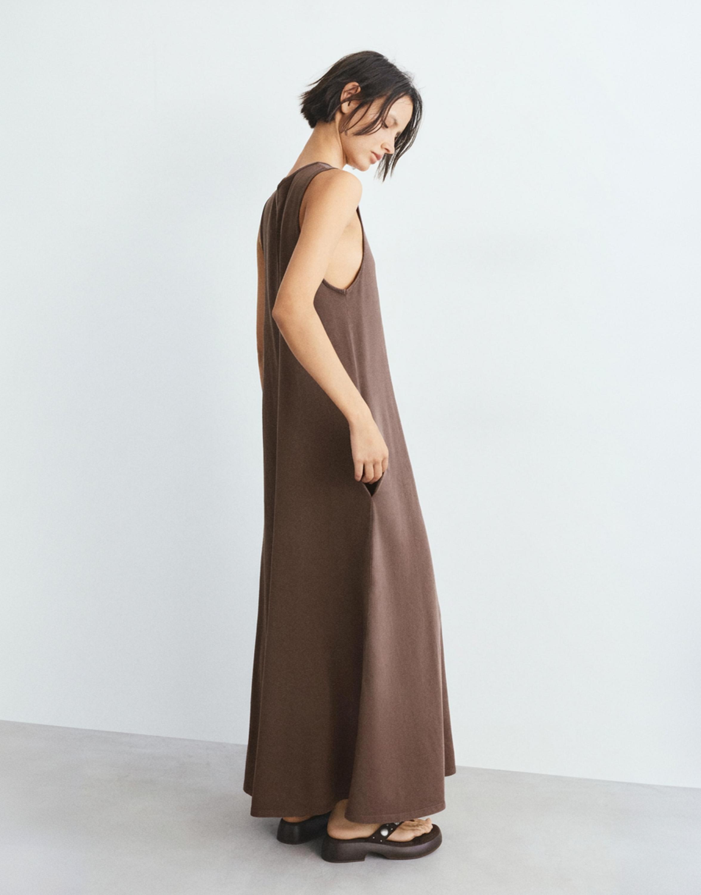 Long sleeveless dress — Brown