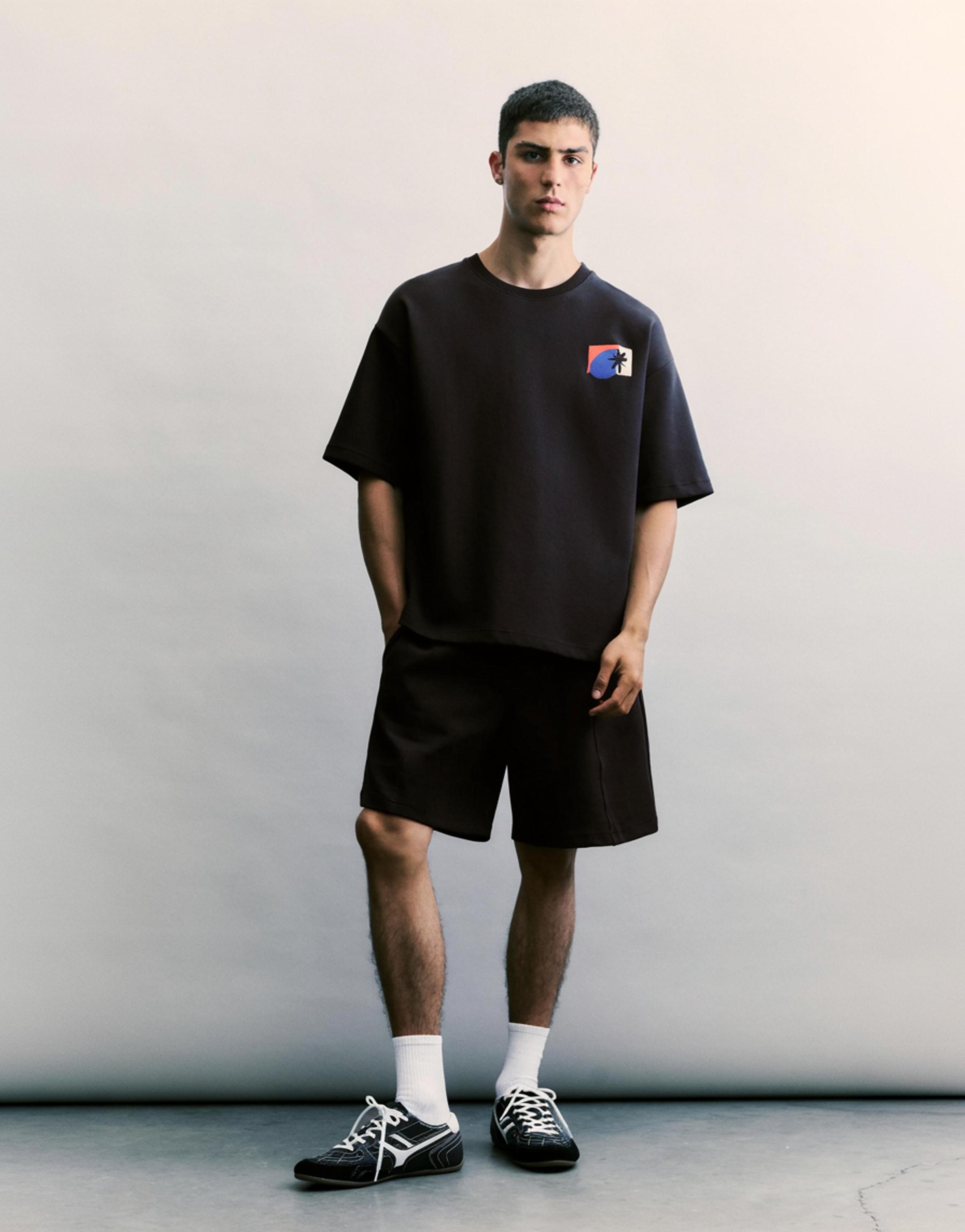 Grafik detaylı siyah kısa kollu sweatshirt - Görsel 9