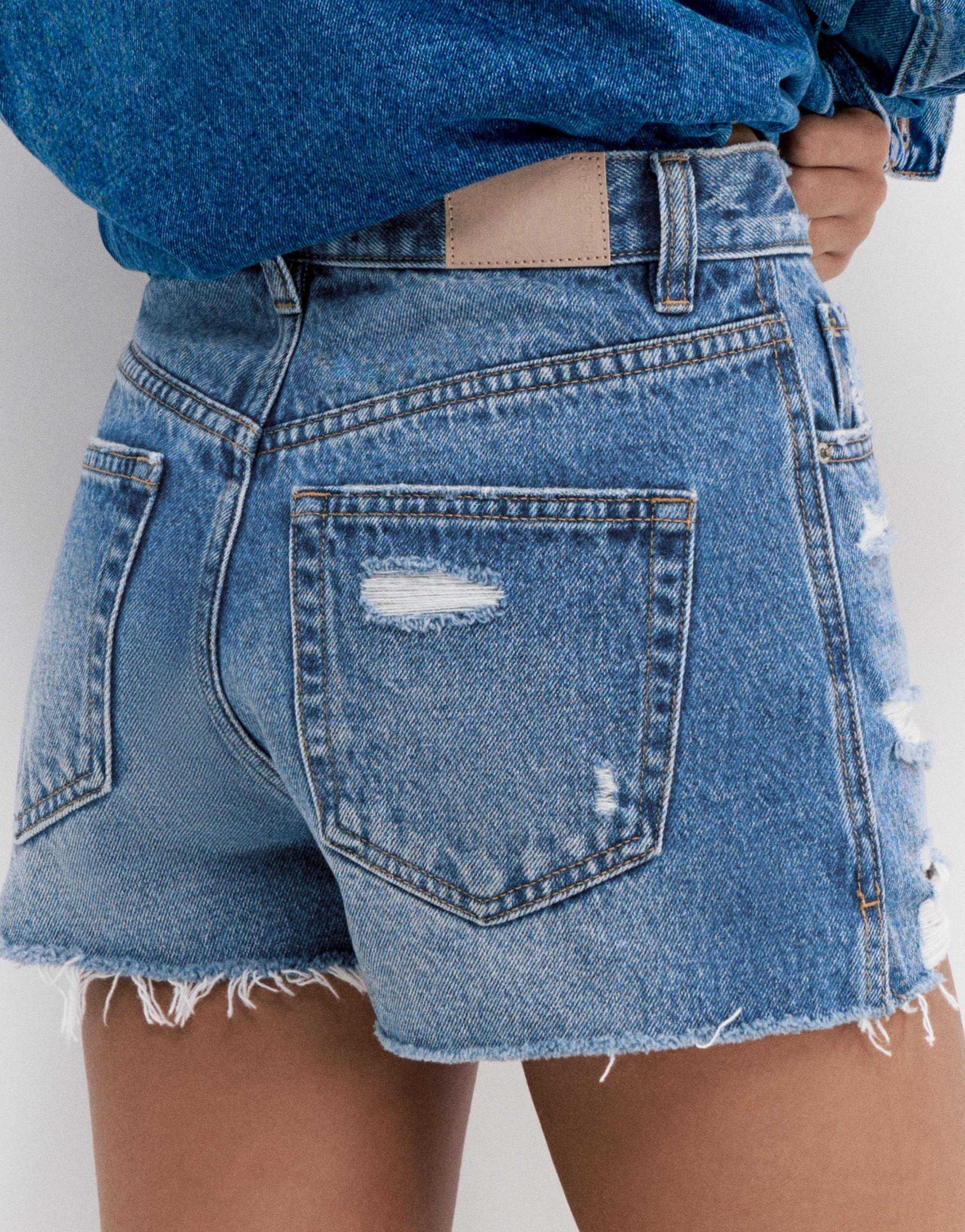 Denim shorts with frayed hems — Medium blue