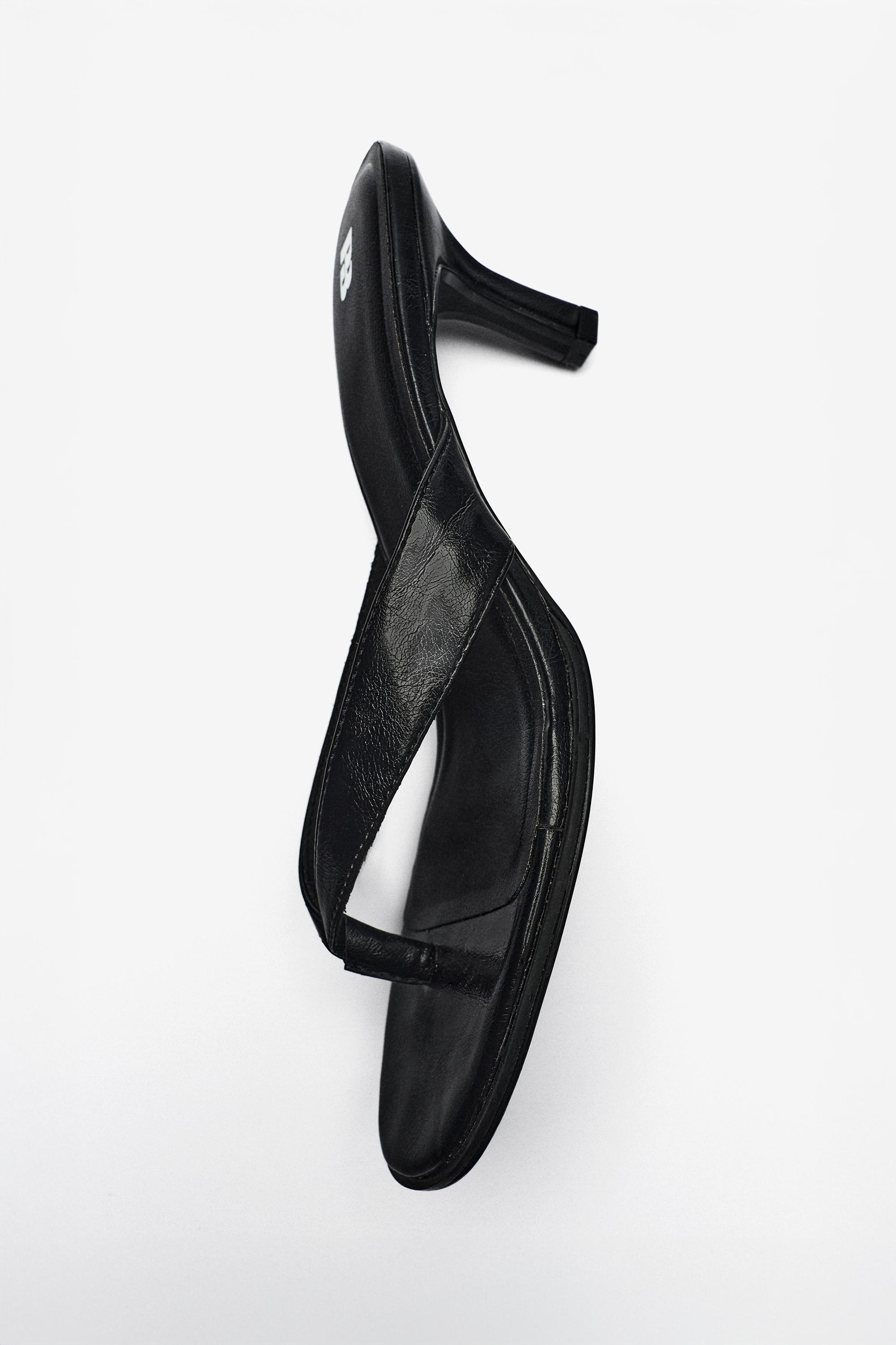 High-heel sandals — Black