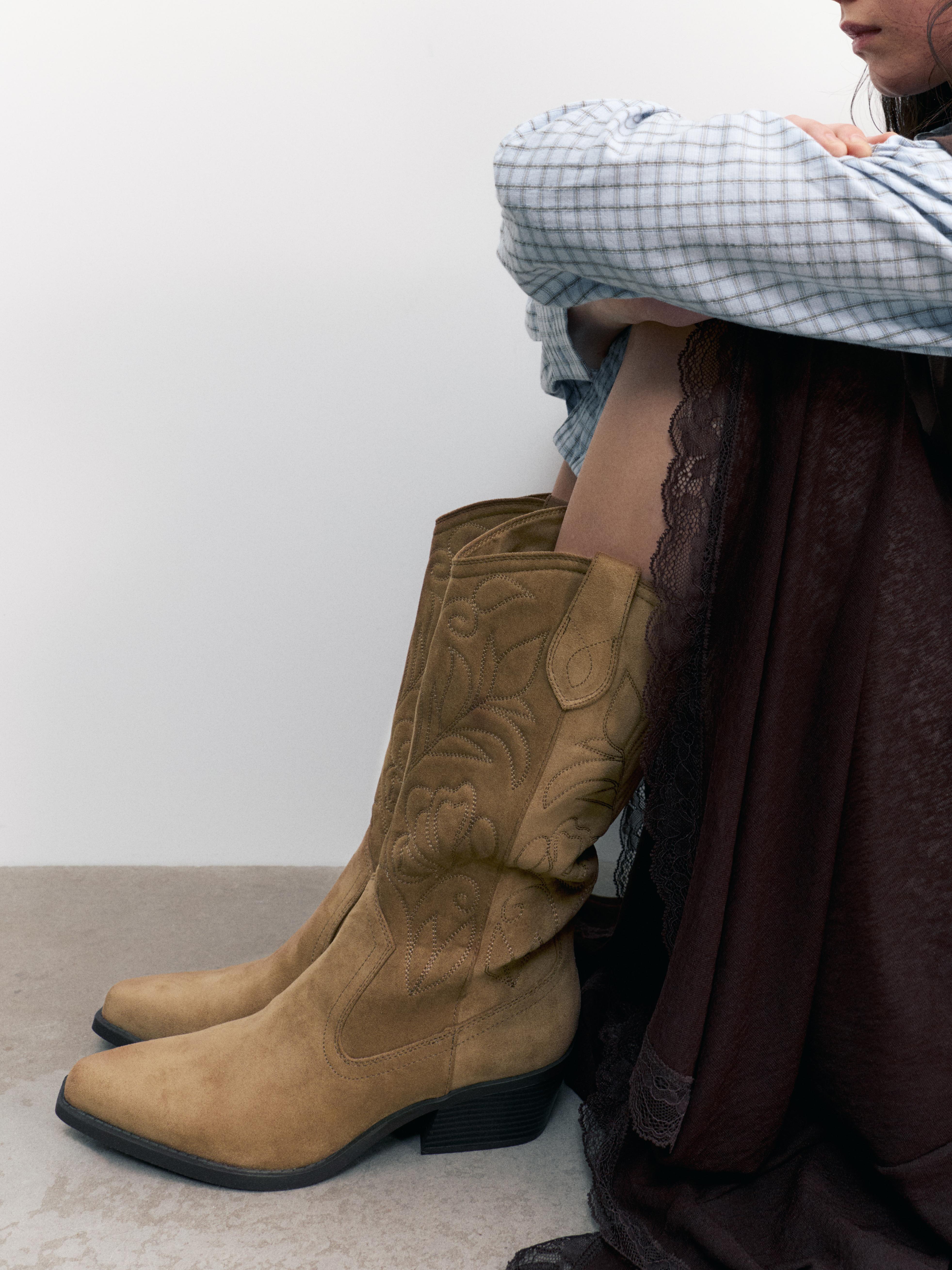 cowboy boots — Brown