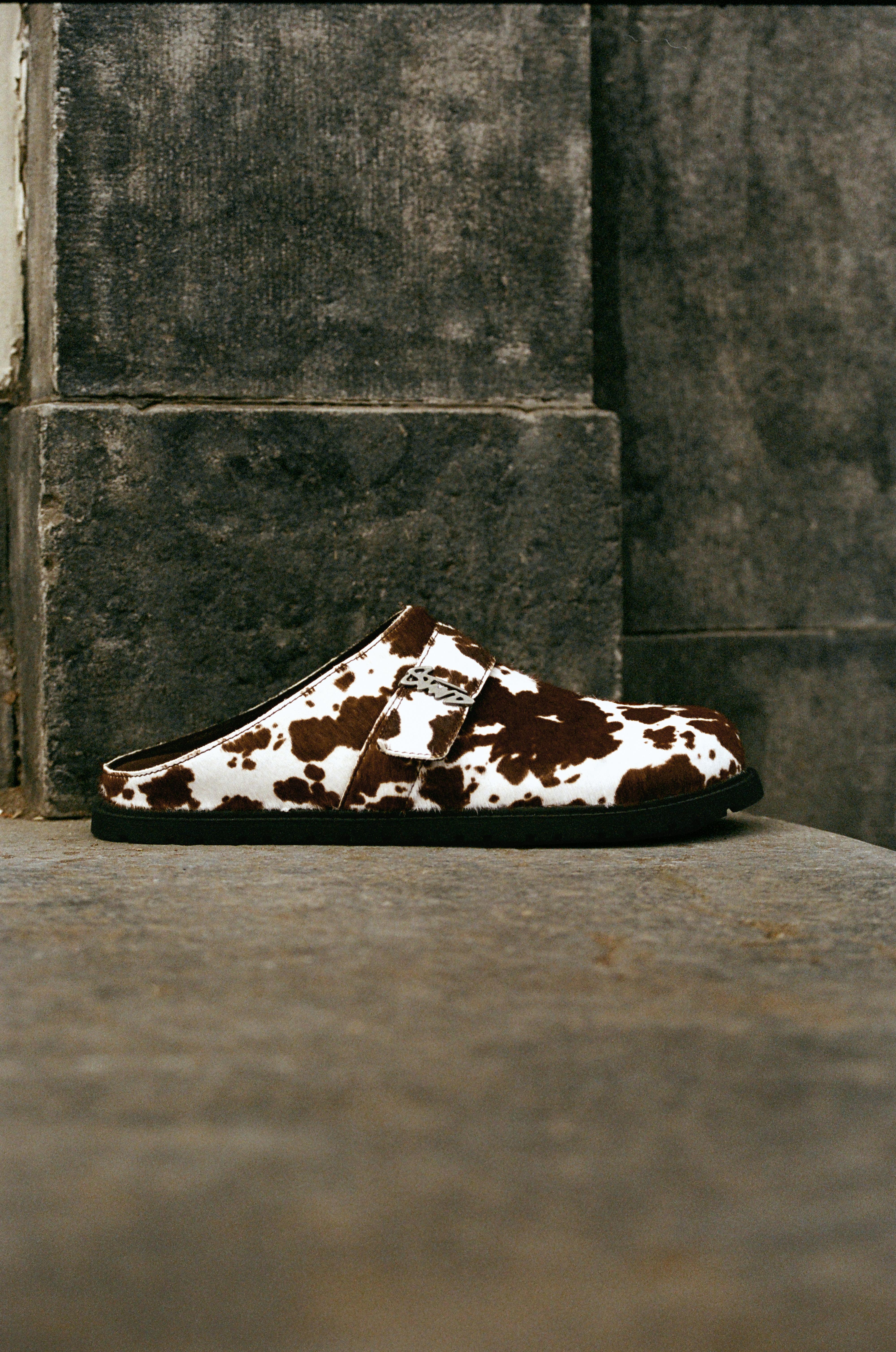 STWD cow print leather clogs — Brown
