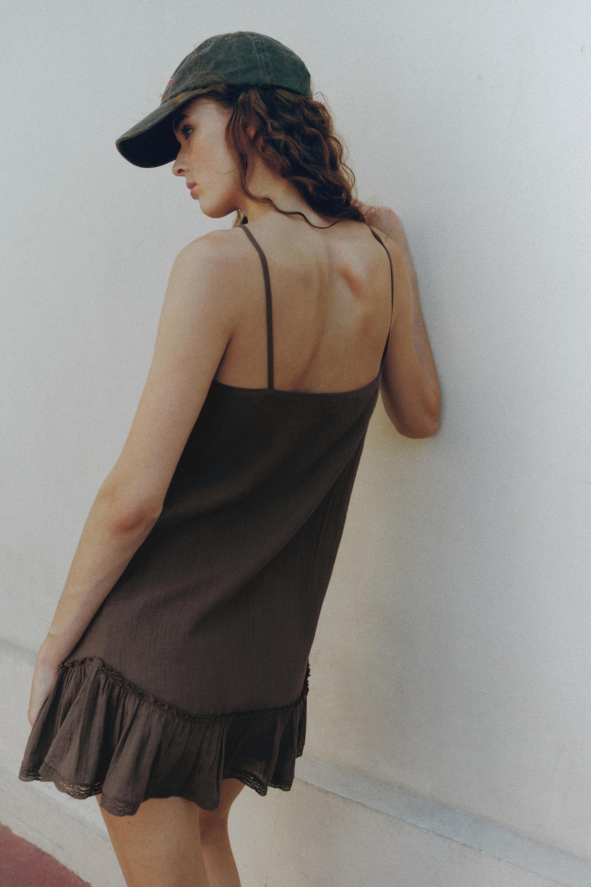 Brown dress with ruffled hem — Brown