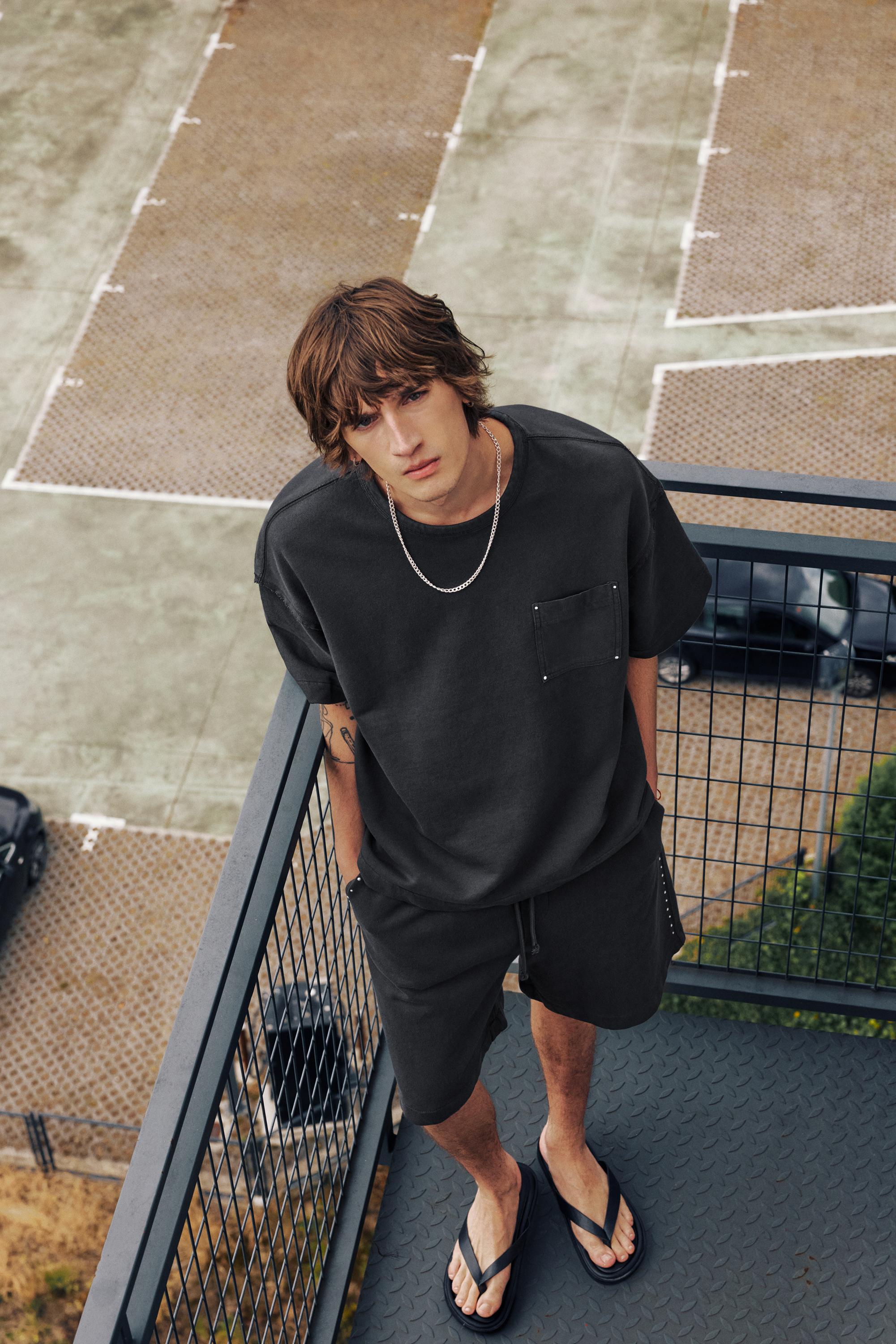 T-Shirt Oversize Con Taschino E Borchie