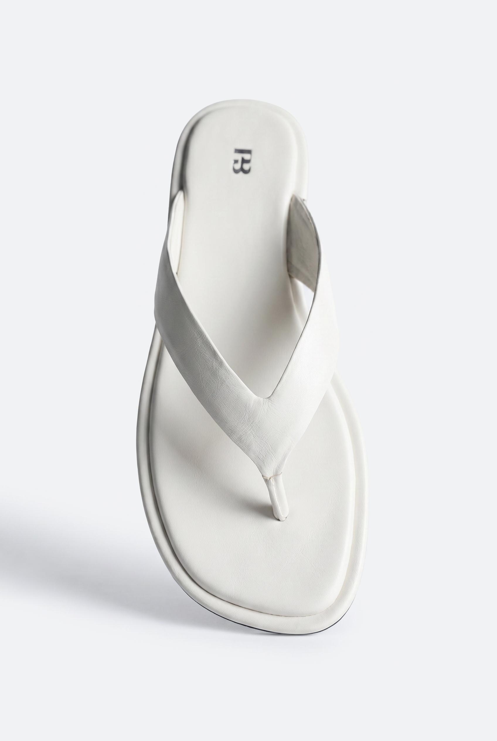 Flat strappy sandals — Ecru