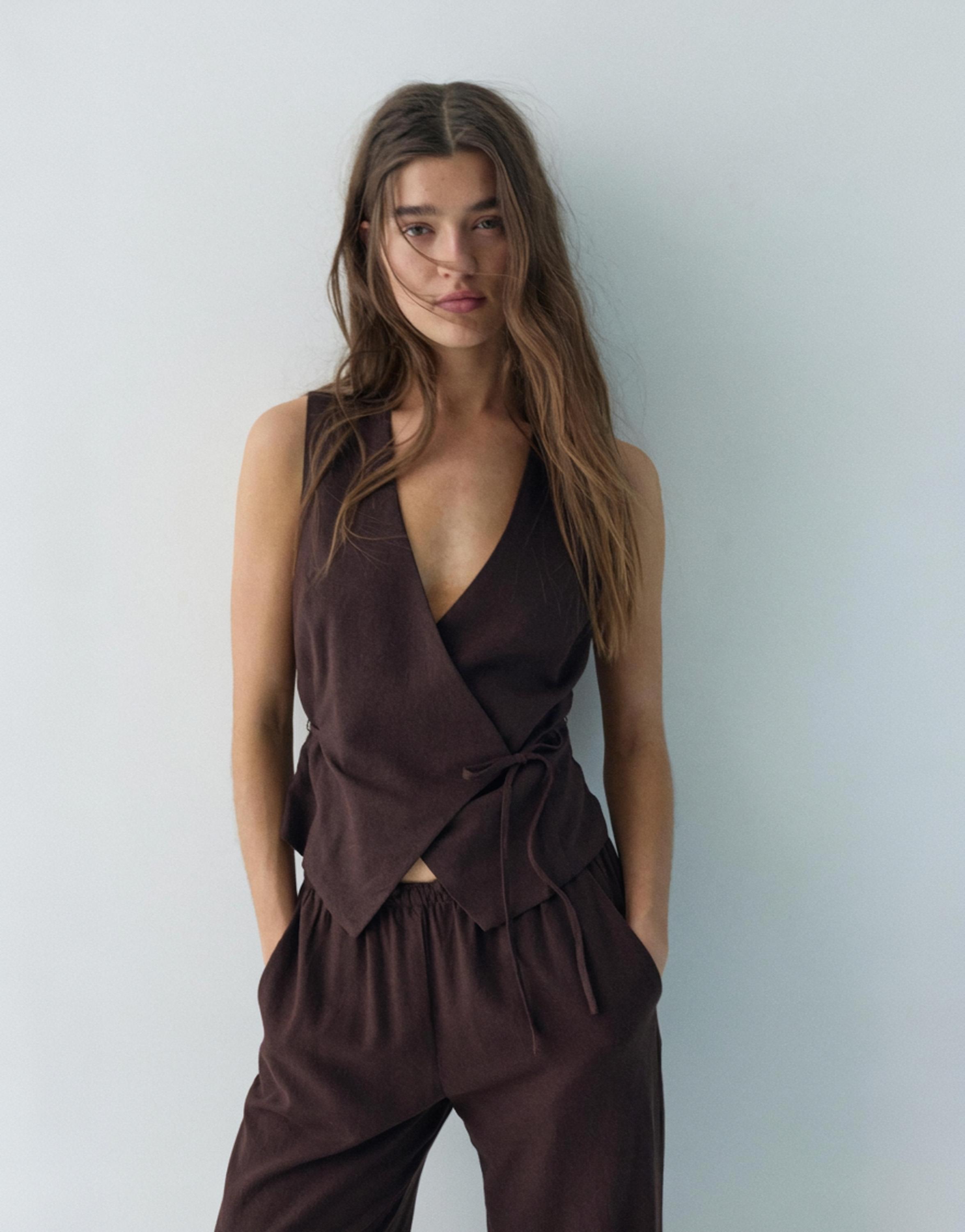 Rustic linen-blend waistcoat — Brown
