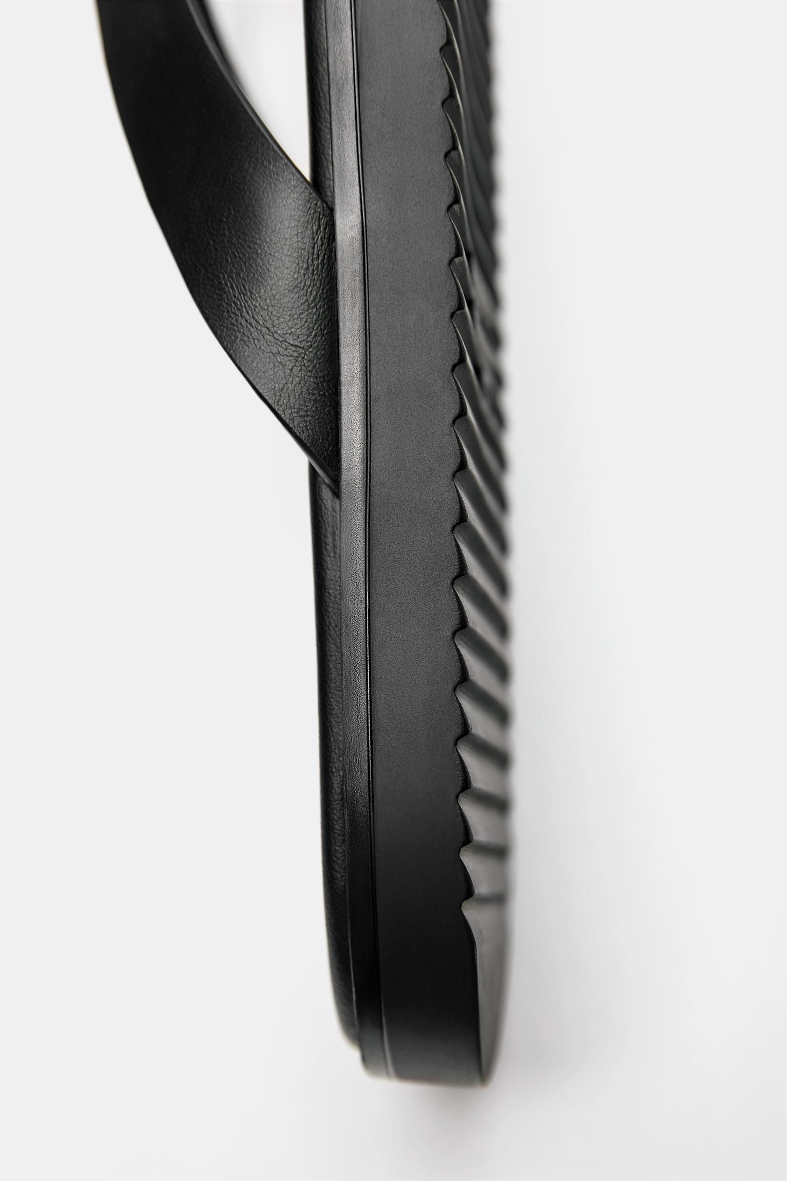 Flat sandals — Black