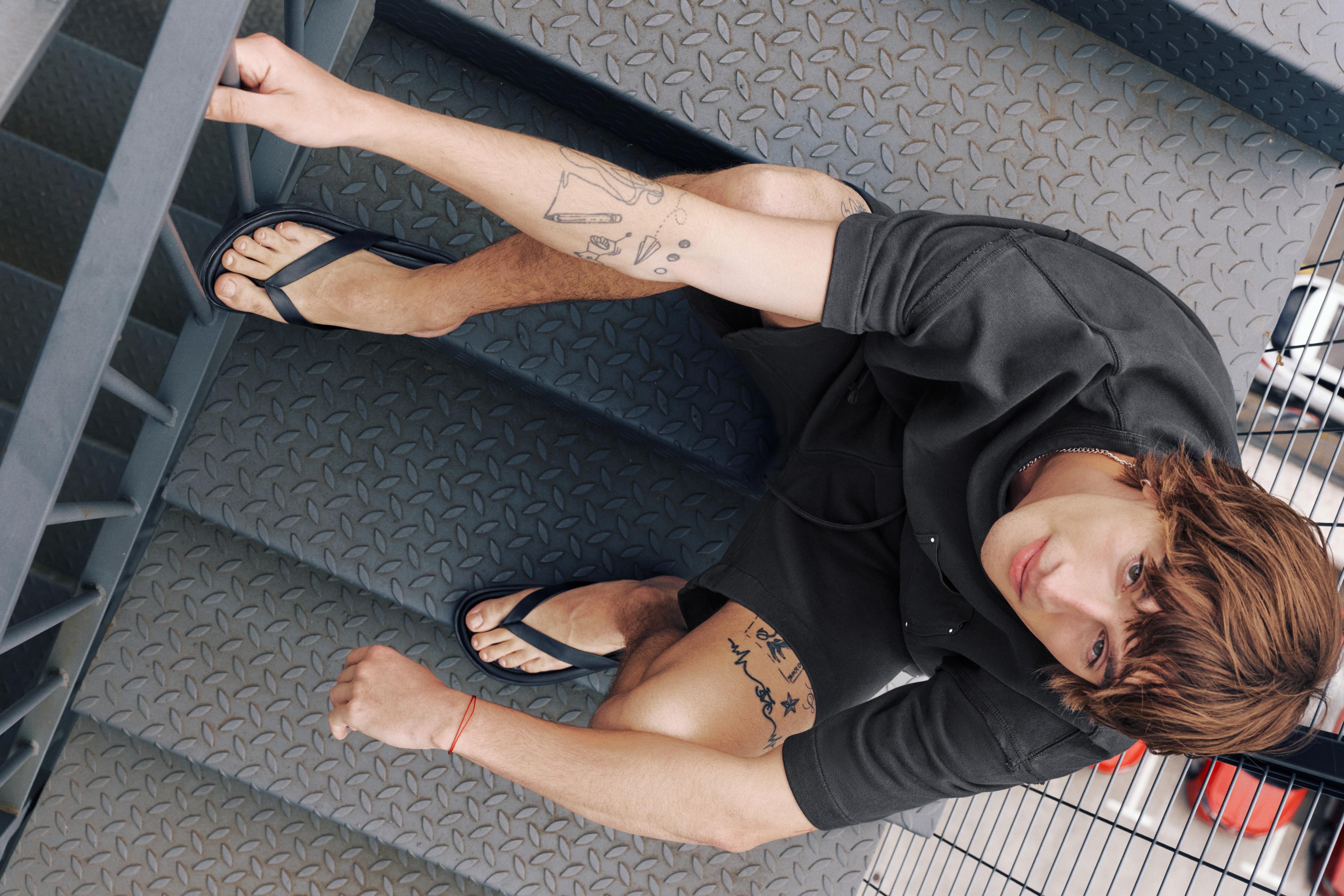Flat sandals — Black