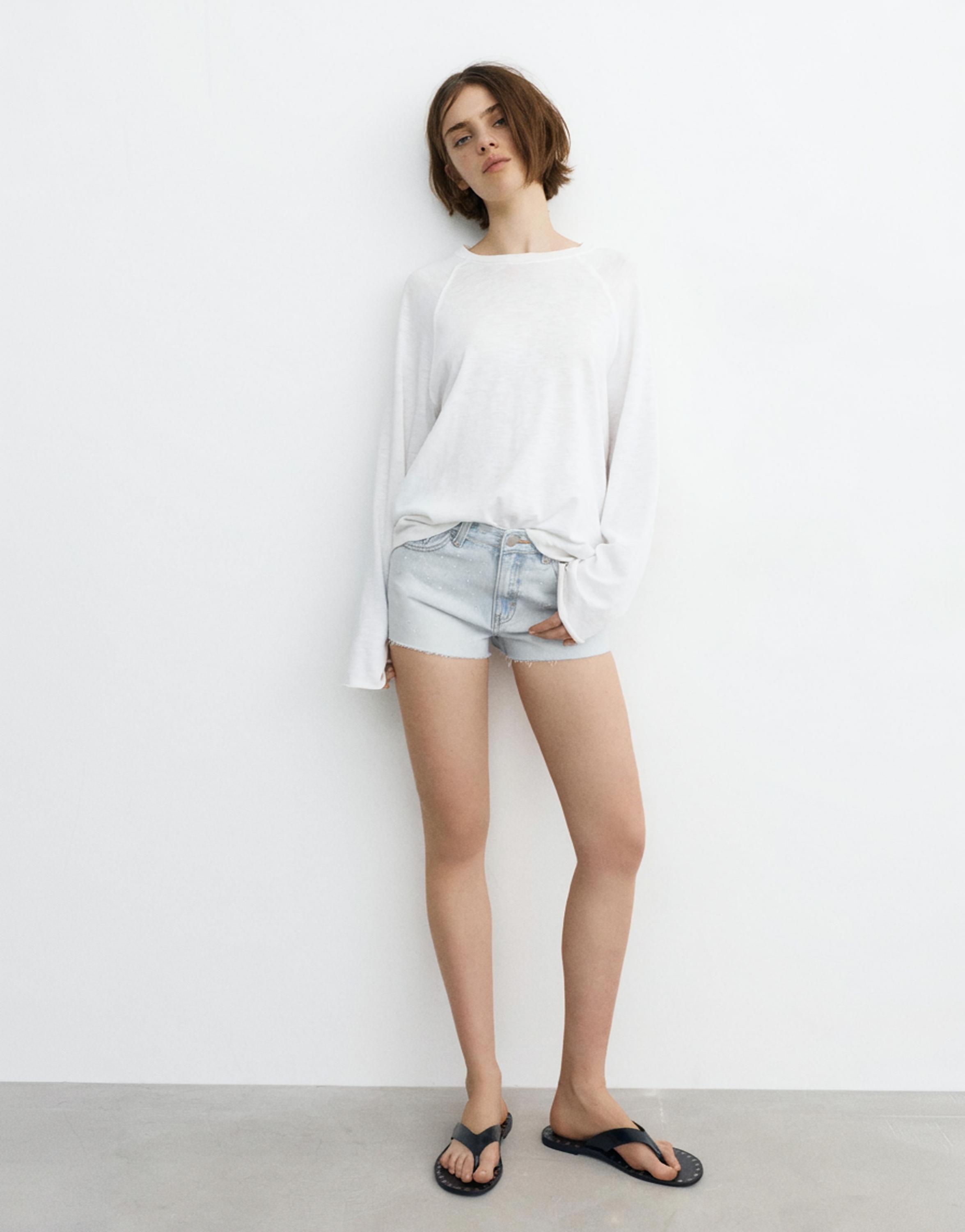Mid-waist rhinestone denim shorts — Pale blue