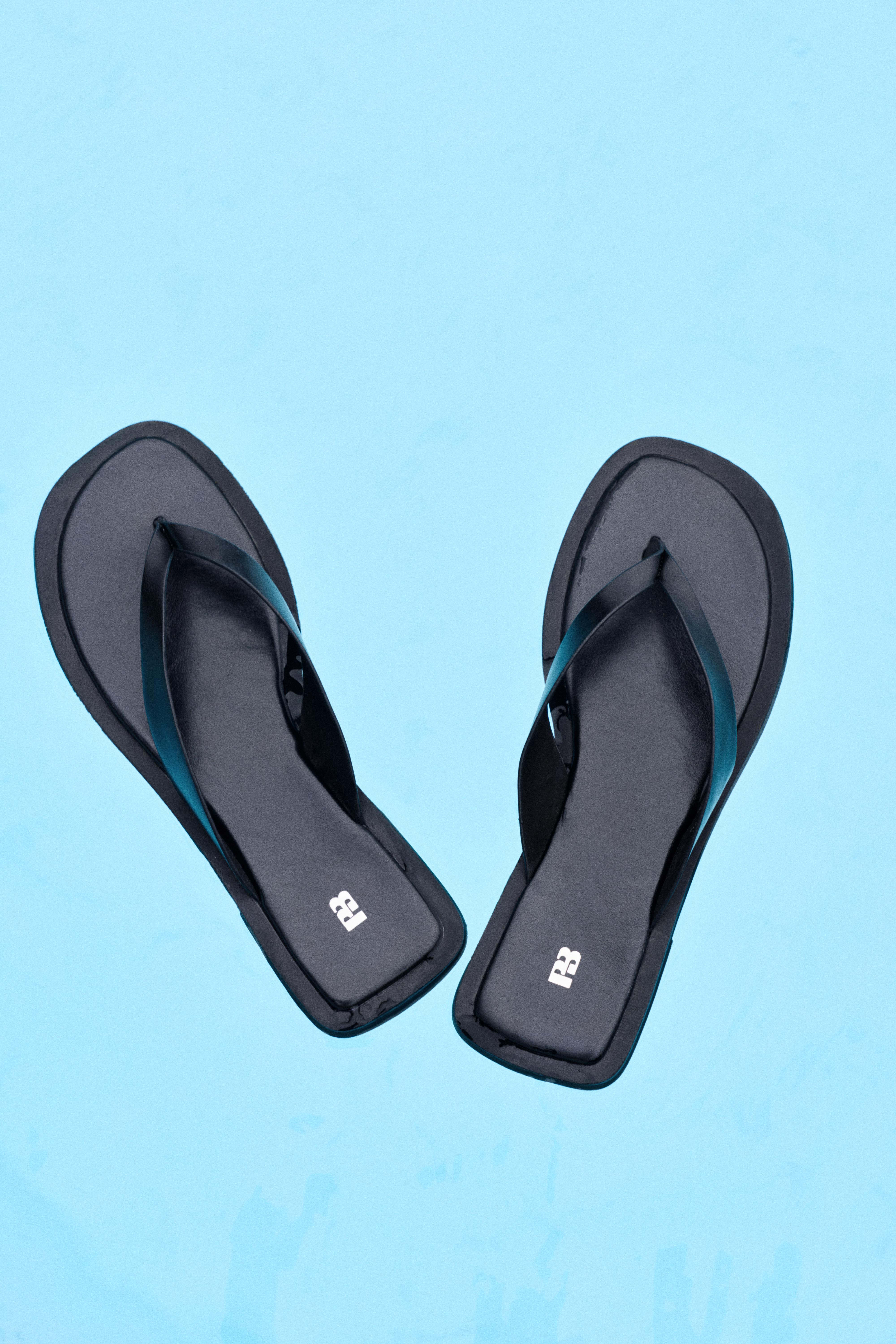 Flat strappy sandals — Black
