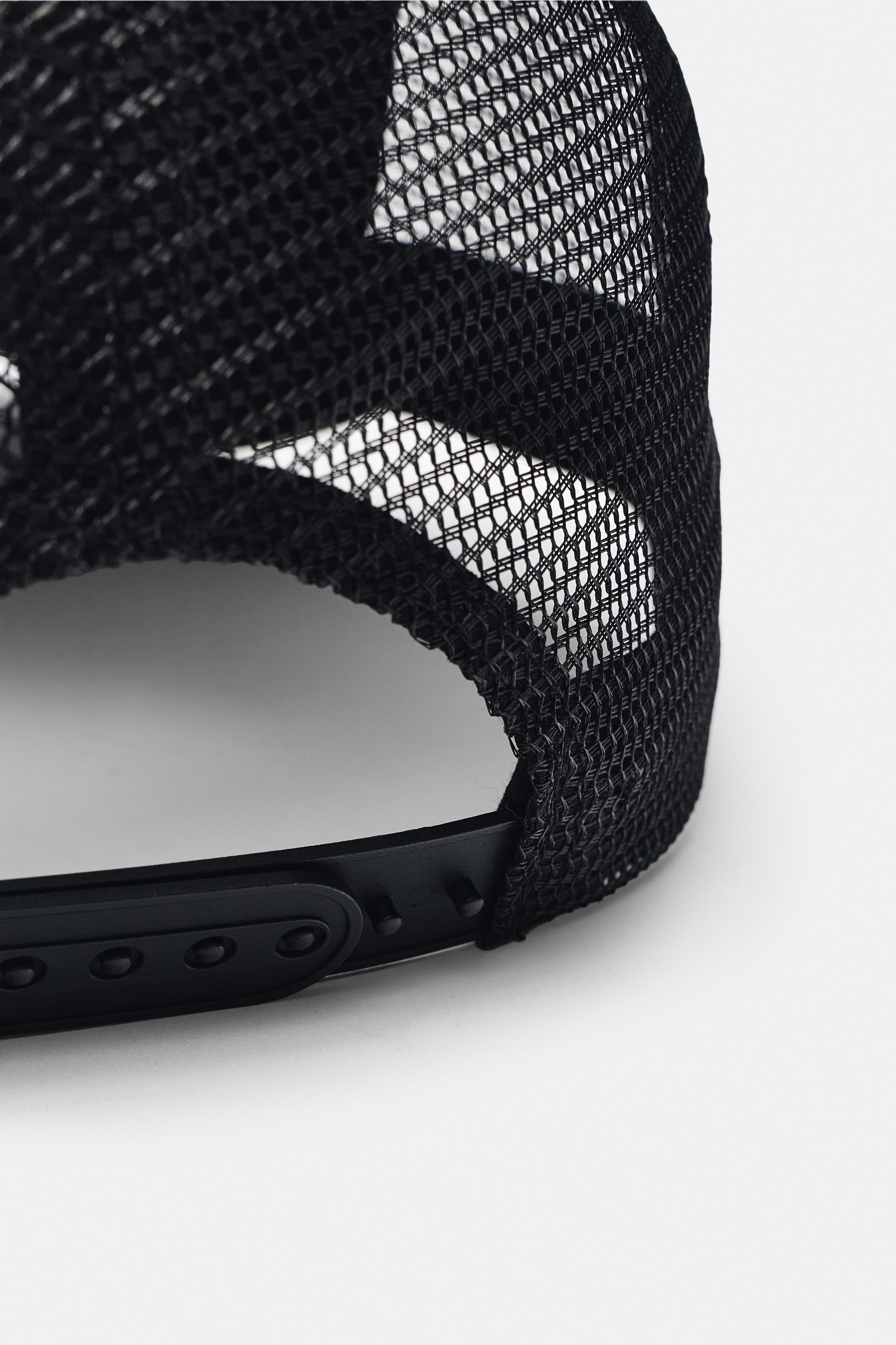 Black graphic trucker cap — Black