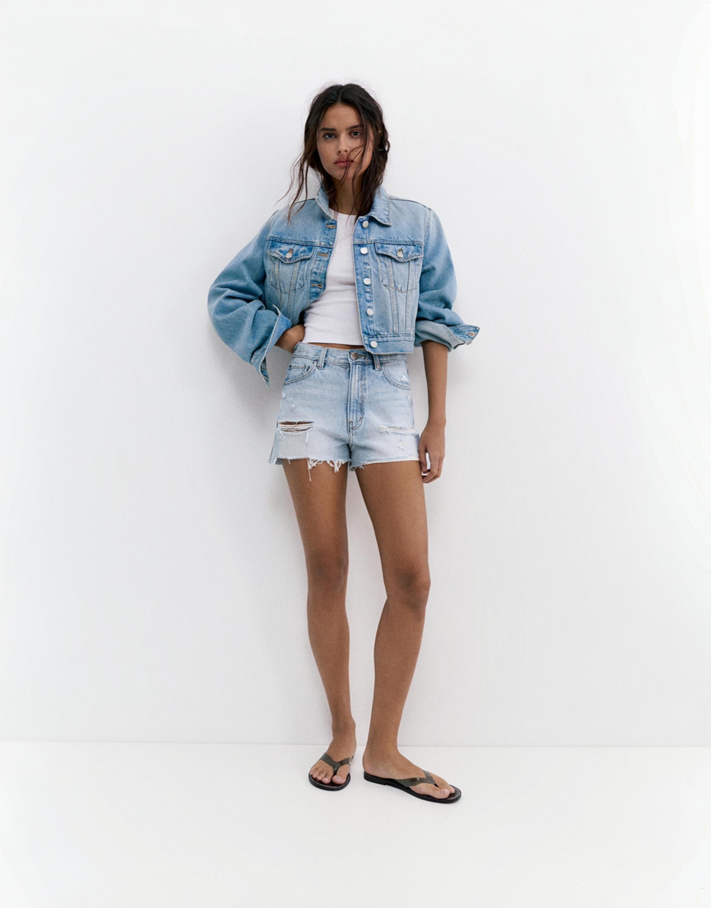 Denim shorts with frayed hems — Pale blue