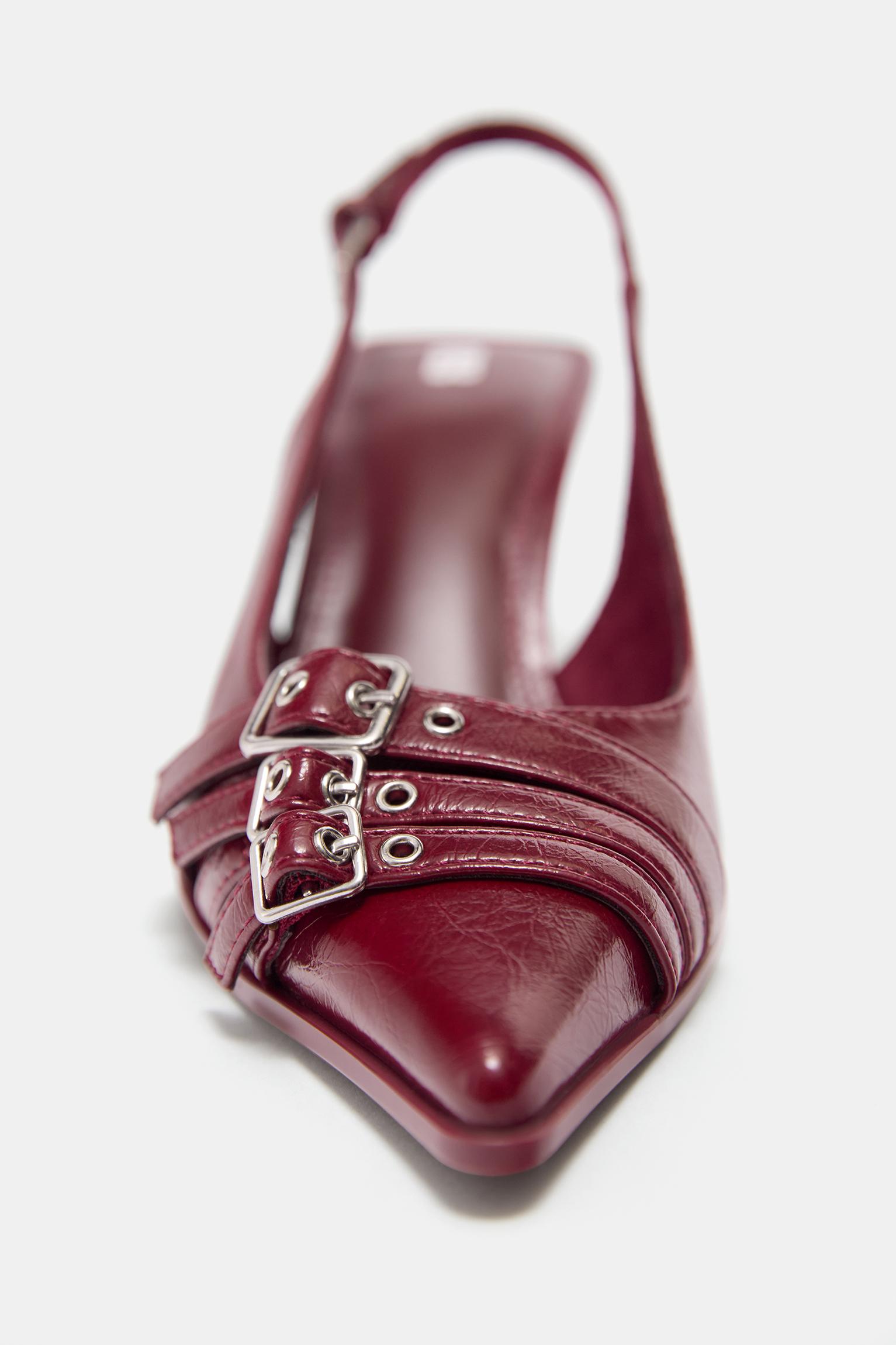 Buckled high-heel shoes — Red