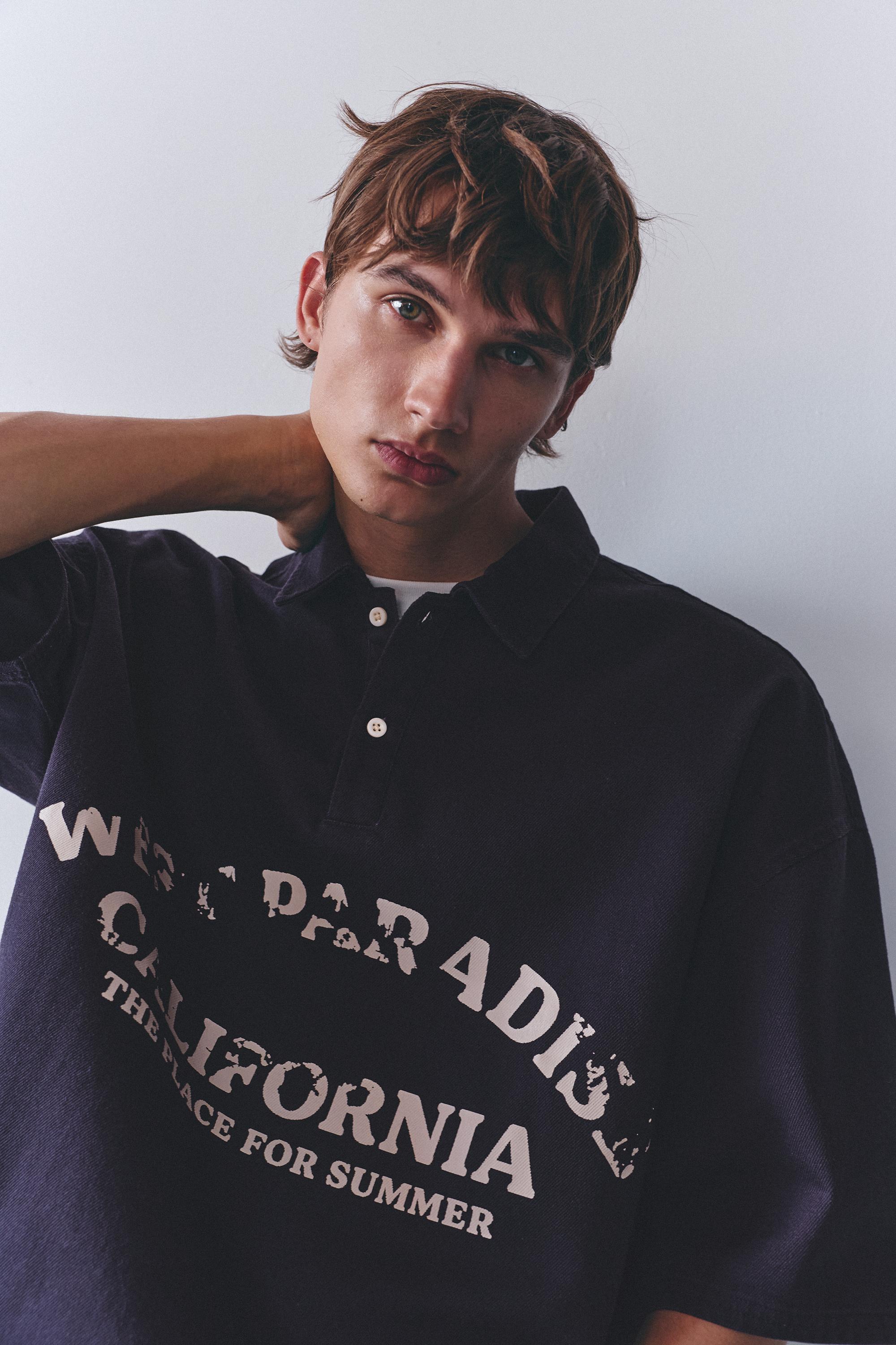 Short sleeve graphic polo shirt — Dark blue