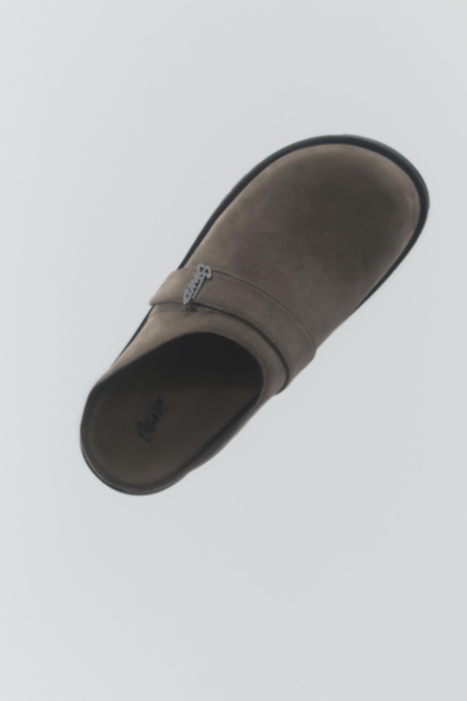 Clogs with STWD buckle — Grey