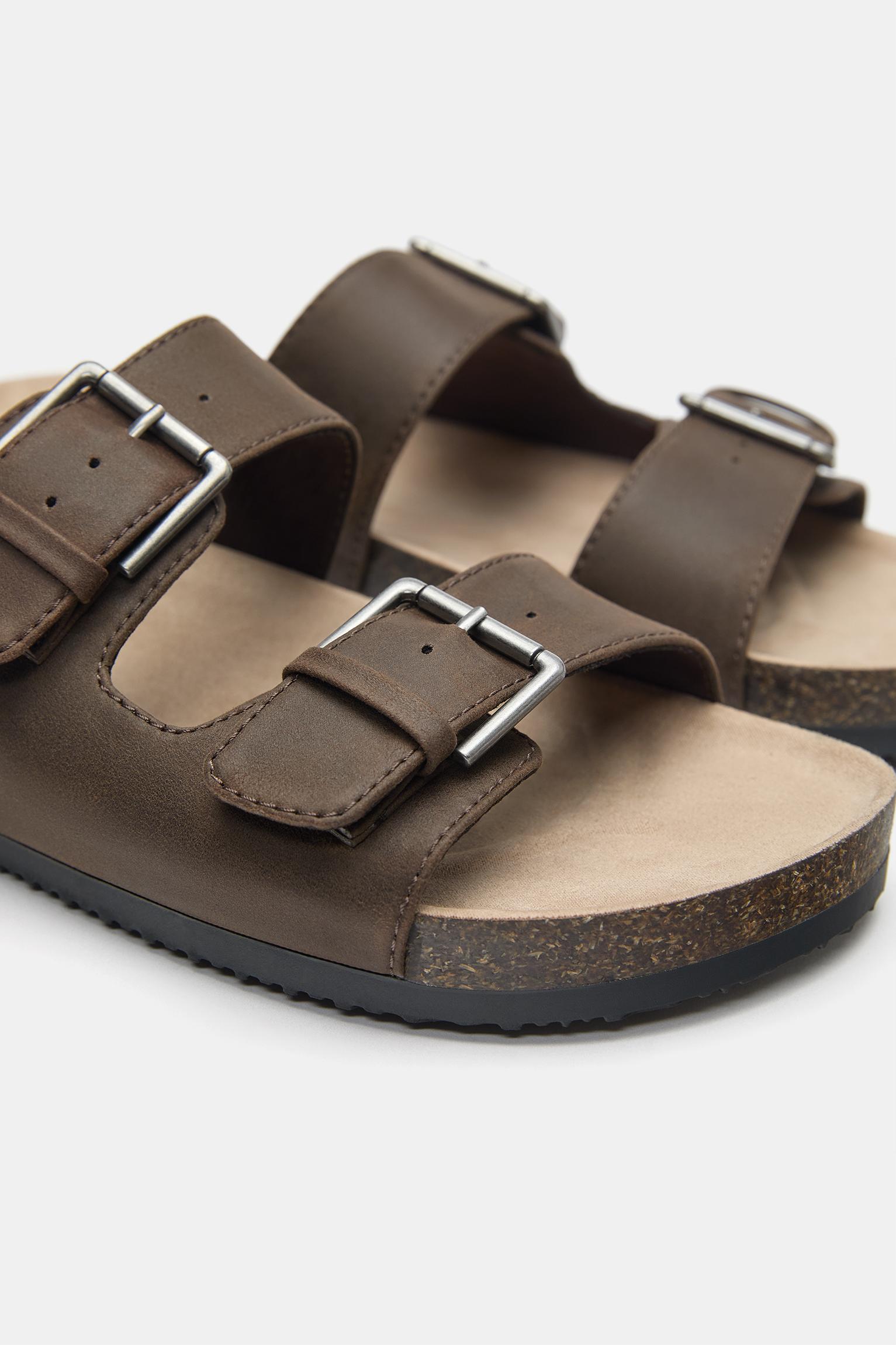 Buckled flat sandals — Brown
