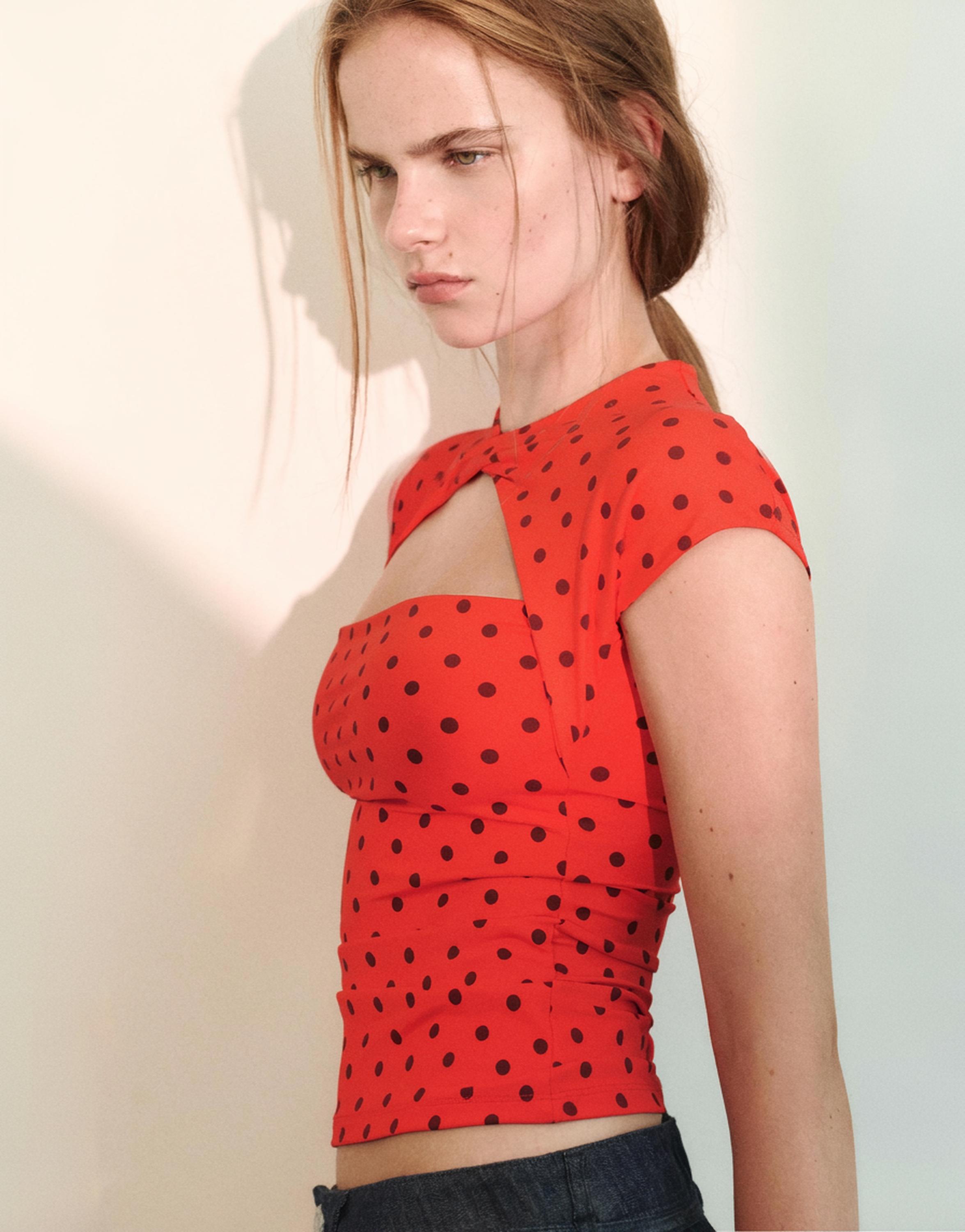 Cut-out T-shirt — Red