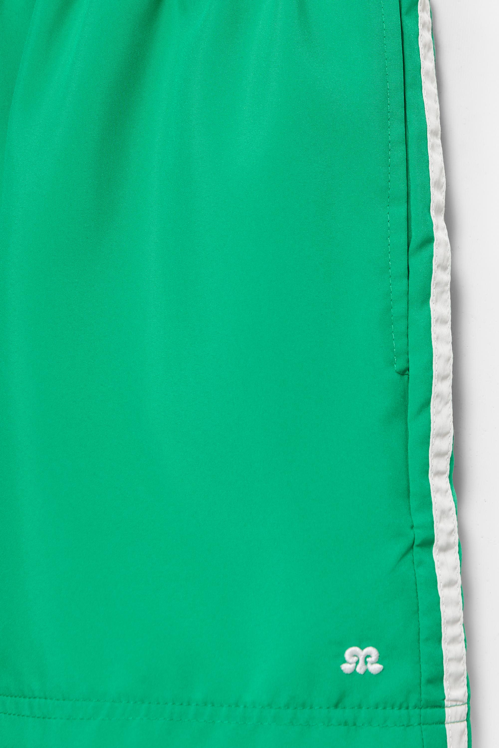 Sporty Bermuda shorts with side stripes — Green