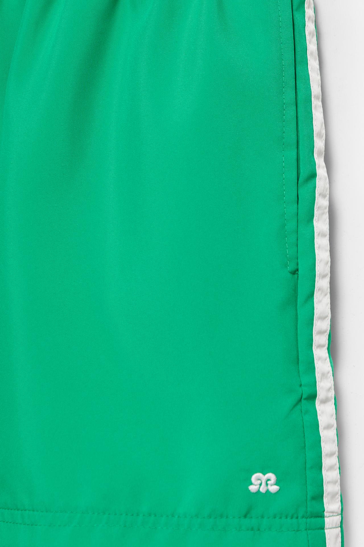 Sporty Bermuda shorts with side stripes — Green