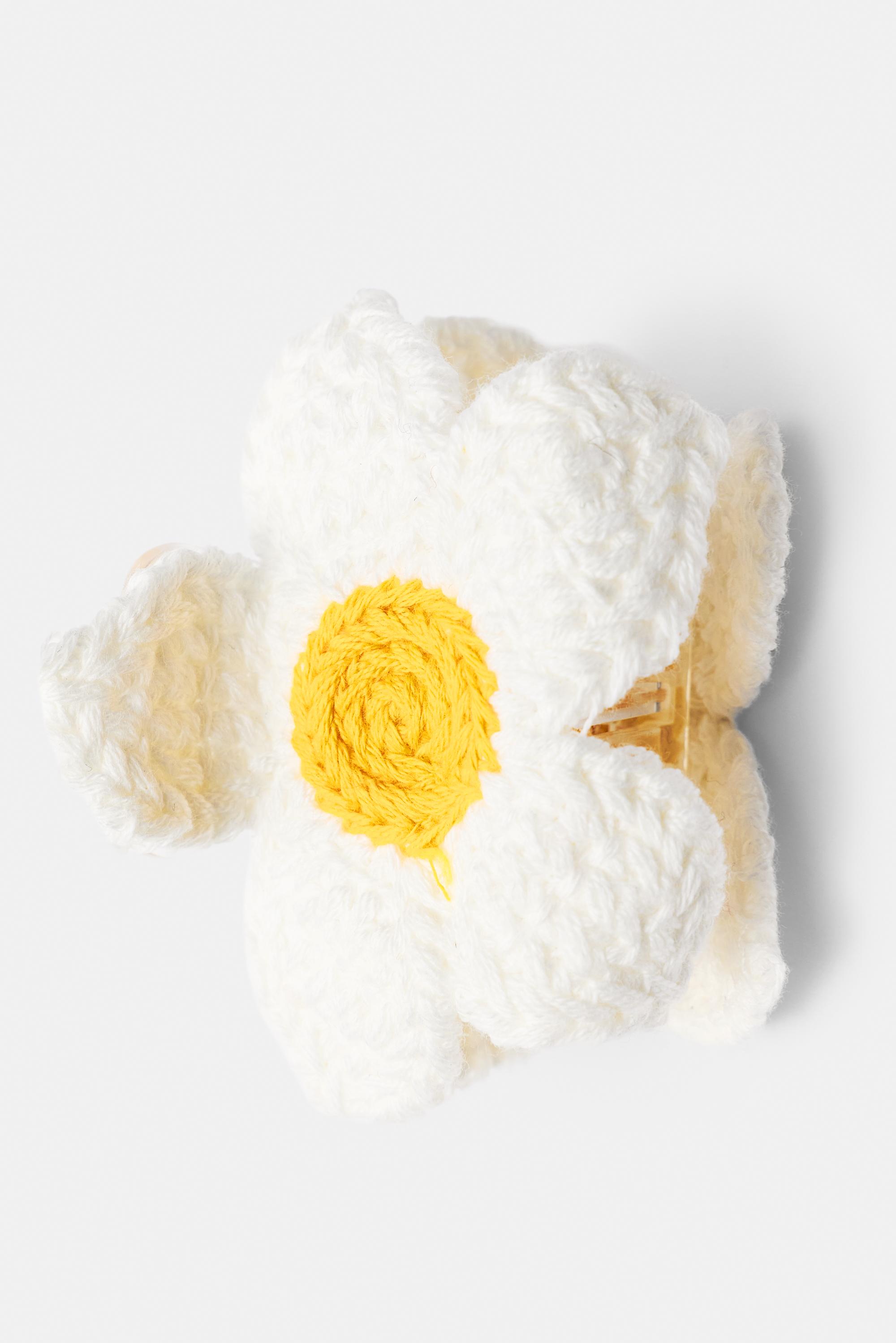 Crochet flower hair clip — White