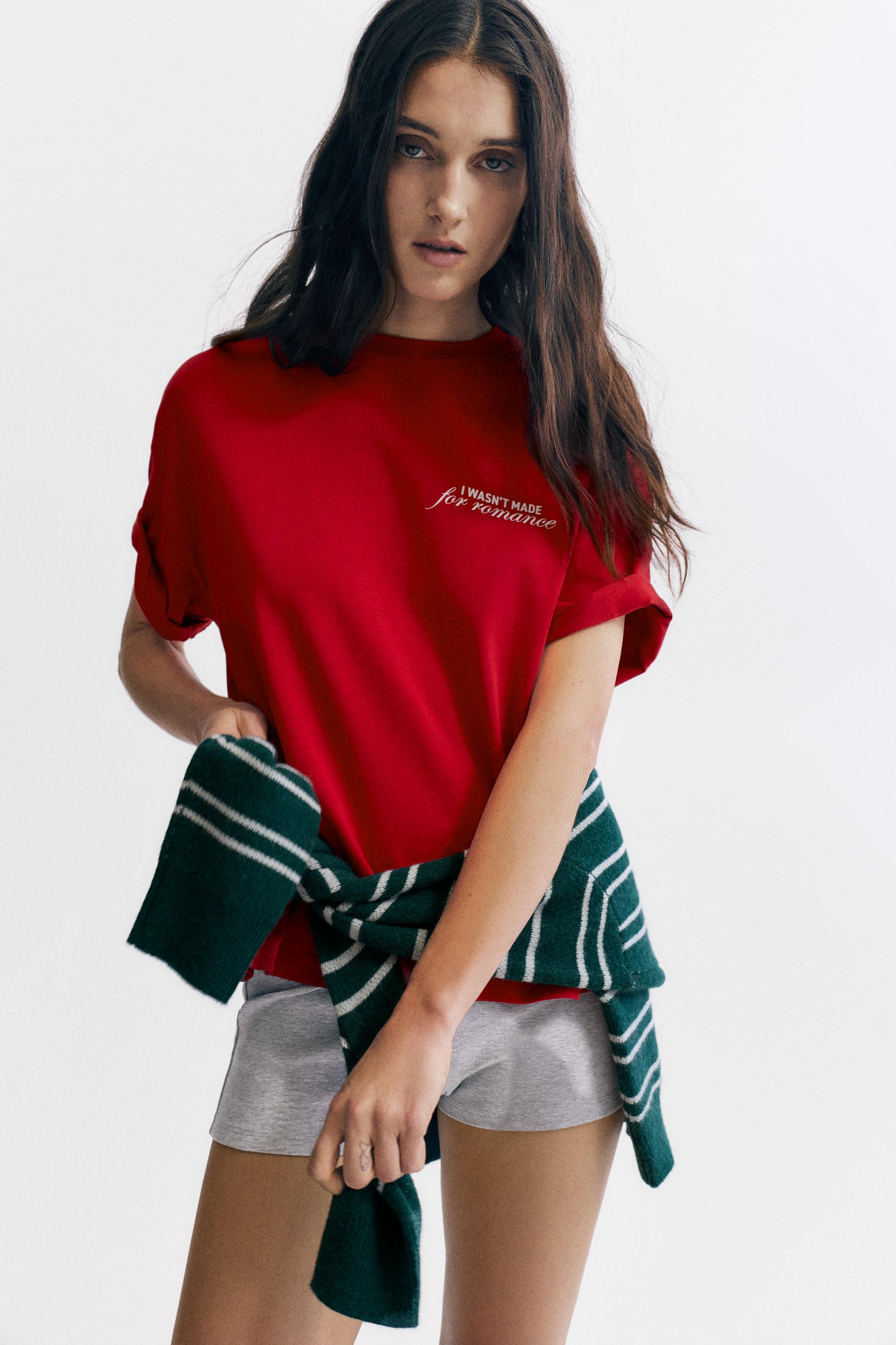 Maglietta Rossa Con Grafica Romantica