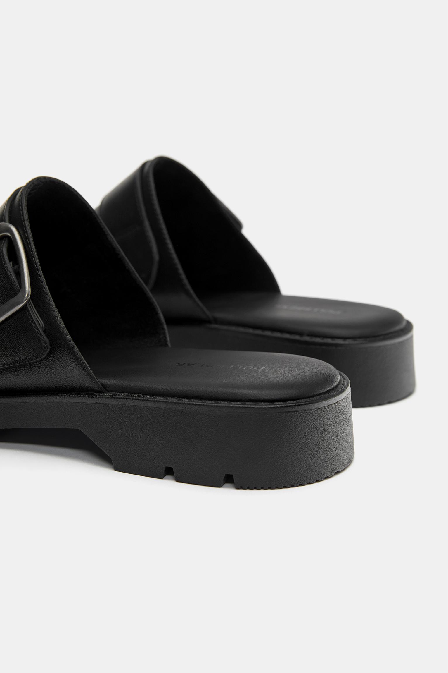 Buckle clogs — Black