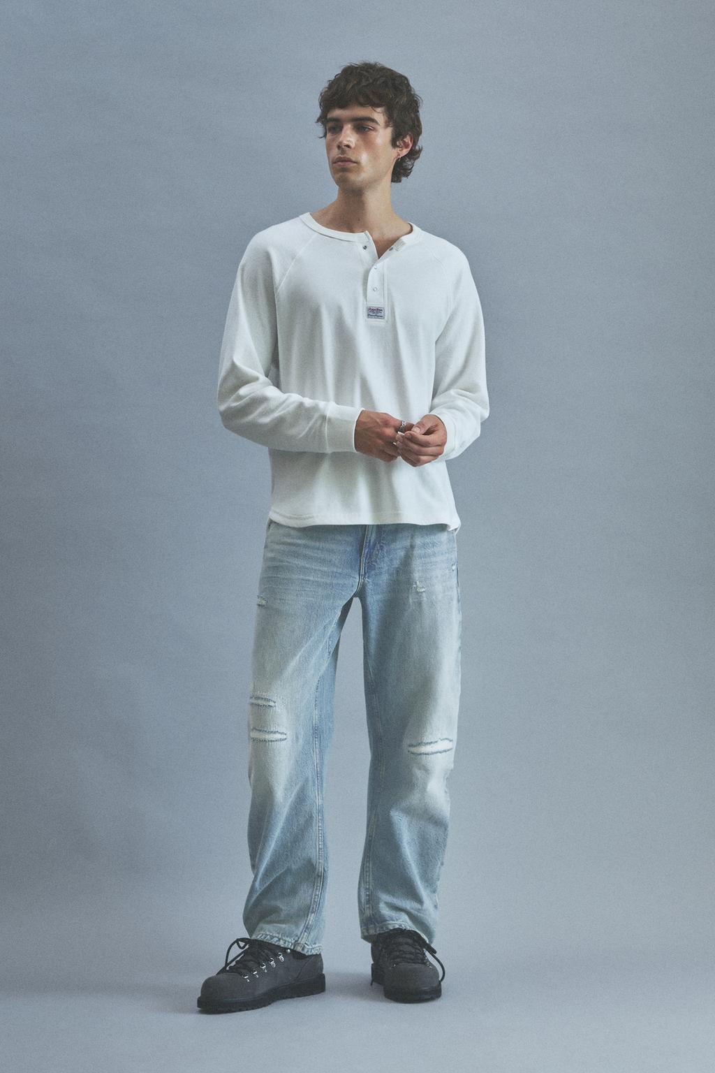 Low-rise baggy jeans
