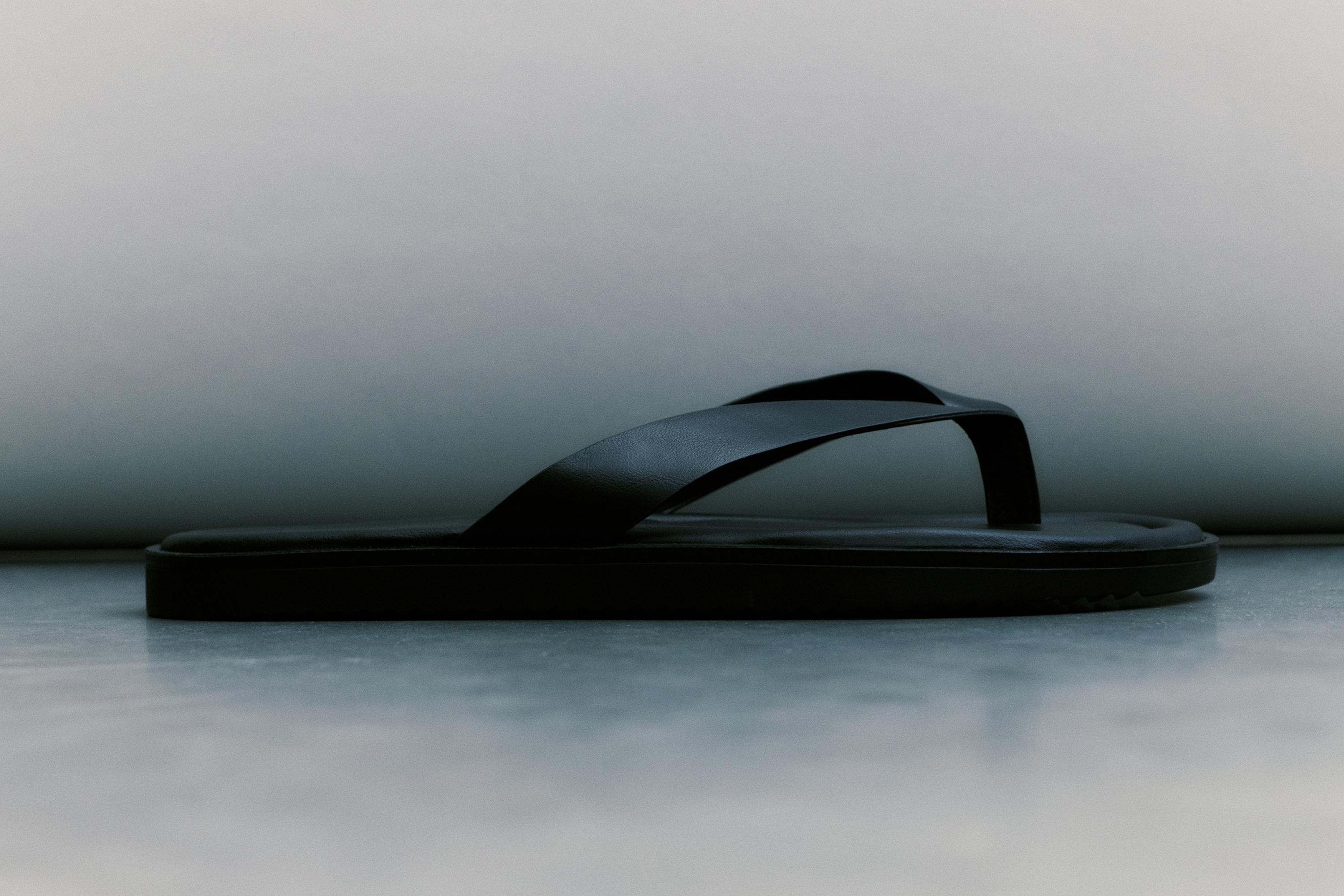 Flat sandals — Black